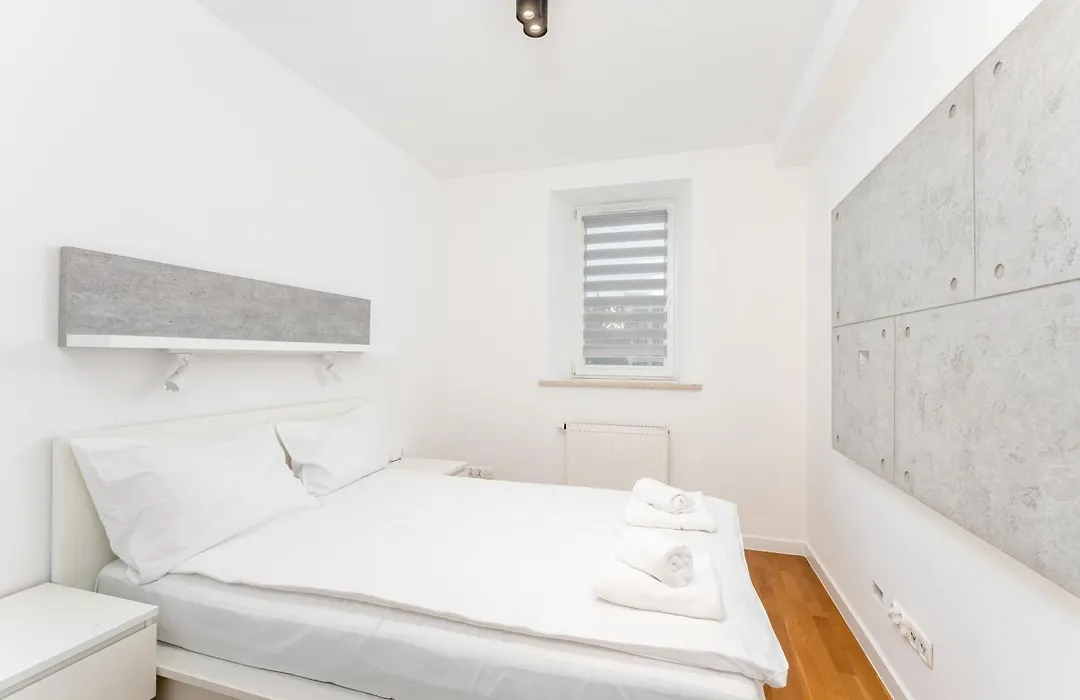 Ariańska Comfort Apartment by BookingHost-1